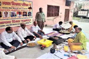 रामपुर: बारिश कराने के लिए श्री हरि मंदिर में हुआ हवन, उच्चारण कर डालीं आहुतियां