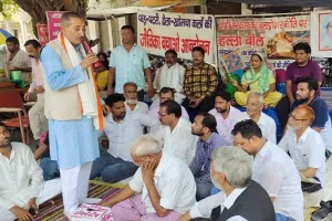 मुरादाबाद: जीविका बचाओ आंदोलन समिति के धरने में पहुंचे कांग्रेस जिलाध्यक्ष