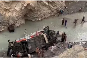 Pakistan: दक्षिण पश्चिम पाकिस्तान में बस खाई में गिरने से 19 लोगों की मौत, 11 घायल