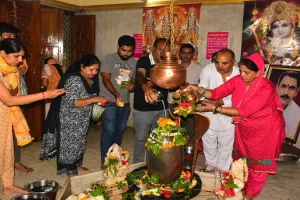 मुरादाबाद: सावन के पहले सोमवार को मंदिरों में उमड़ी श्रद्धालुओं की भीड़, किया जलाभिषेक