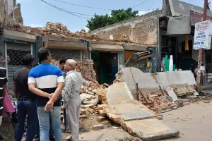 बाराबंकी: सतरिख चौराहे पर भरभरा कर गिरा जर्जर भवन, ठेकेदार सहित पांच घायल