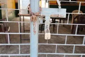 अलीगढ़: शिक्षकों की कार्यशैली से परेशान परिजनों ने स्कूल में जड़ा ताला, प्रधानाध्यापक निलंबित