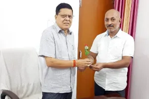 अयोध्या: गुलाब का फूल देकर अविवि में लोकतांत्रिक व्यवस्था की बहाली का किया प्रयास, जानें पूरा मामला