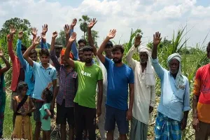 बहराइच: जंगली हाथियों ने बर्बाद किये गन्ने व गेहूं की फसल, नाराज ग्रामीणों ने किया प्रदर्शन