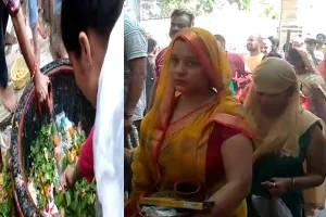 गोरखपुर: सावन के पहले सोमवार को शिवालयों में लगा भक्तों का तांता, मंदिरों में दर्शन को पहुंचे श्रद्धालु