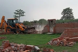 अयोध्या: कछार इलाके में अवैध प्लाटिंग पर चला जिला प्रशासन का बुलडोजर, कब्जाधारियों में मचा हड़कंप