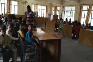 बहराइच: नाराज छात्रों का एसडीएम कार्यालय में प्रदर्शन, लगाया यह आरोप, पूर्ति निरीक्षक को मिली जांच