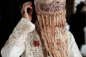 बत्ती गुल होने पर बारात घर बना अखाड़ा, दुल्हे को भी पड़ी लट्ठ….फिर दुल्हन लिया यह बड़ा फैसला