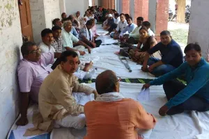 सुल्तानपुर: वेतन समेत अन्य मांगों को लेकर शिक्षक संघ ने दिया धरना, एसडीएम को सौंपा ज्ञापन