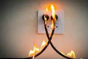 बहराइच: शॉर्ट सर्किट से घर में लगी आग, दो झुलसे