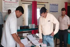 बहराइच: निरीक्षण के दौरान बोले डीएम- तैनाती स्थल पर निवास न करने वाले चिकित्सकों के विरुद्ध होगी कार्रवाई