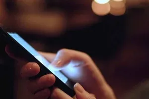 गोंडा: आपत्तिजनक मैसेज भेजना मनचले को पड़ा भारी, महिला ने झाड़ू से की पिटाई