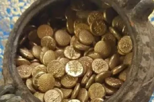 यूपी के इस शहर में खुदाई के दौरान तांबे के लोटे में मिले सोने के सिक्के, पुलिस ने कब्जे में लिया