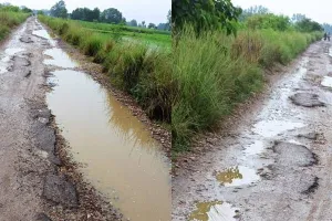 गोंडा: भ्रष्टाचार की भेंट चढ़ गई सड़क, चार साल में बदहाल हुआ 4.75 करोड़ की लागत से बना मार्ग