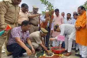 अयोध्या: कृषि विवि में पेड़ों की अवैध कटाई पर भड़के राज्यमंत्री, बोले- कुलपति से वार्ता कर दोषियों पर करूंगा कड़ी कार्रवाई