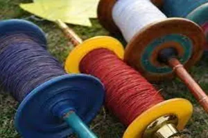 बहराइच: चाइनीज मांझे में फंसकर शिक्षक का गला कटा, राहगीरों ने पहुंचाया अस्पताल