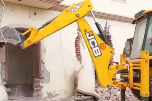 सहारनपुर: खनन माफिया हाजी इकबाल के तीन मकानों पर चला ‘बाबा का बुलडोजर’