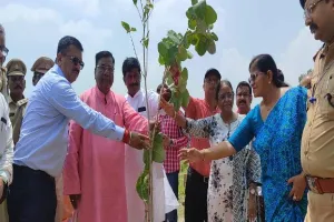 बहराइच: पौधरोपण अभियान के तहत जिले भर में लगाए पांच लाख पौध…, सांसद, विधायक के साथ अधिकारियों ने भी लिया भाग