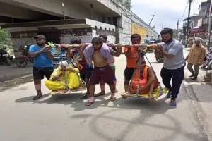 Kanwar Yatra: मेरठ के दौराला में कलयुग के श्रवण कुमार को देखने के लिये उमड़े लोग