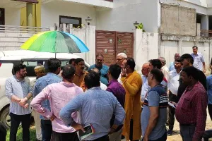 गोरखपुर: सड़क व नाली की समस्या से जूझ रहे मानस विहार कॉलोनी के लोगों ने किया नगर आयुक्त का घेराव