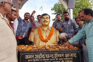 गोरखपुर: चंद्रशेखर आजाद की 116वीं जयंती की पूर्व संध्या पर आयोजित हुआ पुष्पांजलि व दीपांजलि का कार्यक्रम