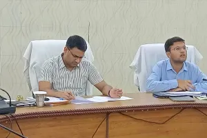 गोंडा: समीक्षा बैठक में बोले डीएम- सड़क की गुणवत्ता में मिली खराबी तो अफसरों पर दर्ज होगी एफआईआर