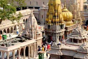 वाराणसी: काशी विश्वनाथ मंदिर में श्रद्धालु और सेवादार में हुई जमकर मारपीट