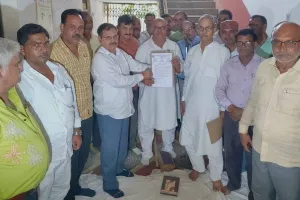 अयोध्या: भेदभाव का आरोप लगाते हुए माध्यमिक शिक्षक संघ के पदाधिकारियों ने संयुक्त शिक्षा निदेशक सौंपा ज्ञापन