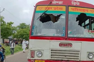 गोंडा: बाइक सवार दबंगों ने रोडवेज बस के चालक को लाठी-डंडों से पीटकर किया घायल