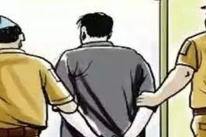 आजमगढ़: पेशी के दौरान पुलिस को चकमा देकर असलहा तस्कर फरार