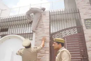 मेरठ: गैंगस्टर व भू माफिया यशपाल तोमर की करोड़ों की कोठी पुलिस ने की जब्त