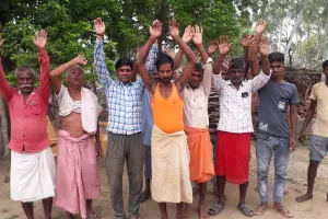 बहराइच: खलिहान की जमीन पर कब्जे को लेकर प्रदर्शन, तहसीलदार ने लेखपाल को किया तलब