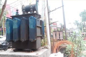 अयोध्या: शहर में भी खुले में रखे हैं ट्रांसफार्मर, आए दिन होती बंदरों की मौत