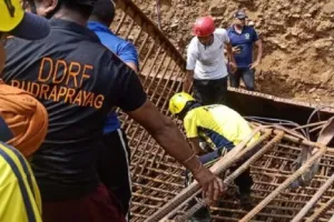 देहरादून: बद्रीनाथ हाईवे पर नरकोटा के पास निर्माणाधीन पुल की सैटरिंग गिरी, मजदूर दबे, बचाव कार्य जारी