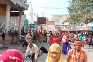 मथुरा: परिक्रमार्थियों की आस्था के आगे धूप और तपिश ने टेके घुटने