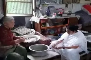 Video : CM ममता बनर्जी का दिखा खास अंदाज, दुकान पर बैठकर बनाए मोमोज