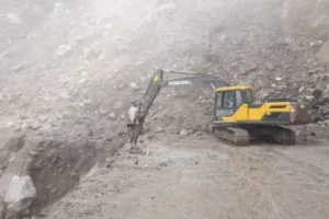 टनकपुर: हाईवे पर आया मलबा, एक घंटा बाधित रहा यातायात