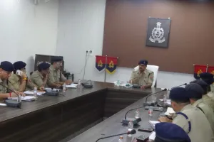 मथुरा: जनता की फरियाद न सुनने पर SSP के सख्त तेवर, कहा- कार्यप्रणाली सुधार लो वरना बिस्तर बांध लो