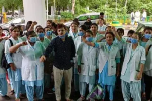 हल्द्वानी: अब ऑउटसोर्स नर्सिंग स्टॉफ ने खोला मोर्चा, चार माह से वेतन न मिलने से नाराज