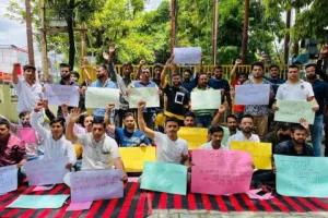 बेच दिया भई बेच दिया उत्तराखंड को बेच दिया… हल्द्वानी में आखिर क्यों लगे नारे ? मुख्यमंत्री जी सुन लीजिए गुहार… देखें VIDEO