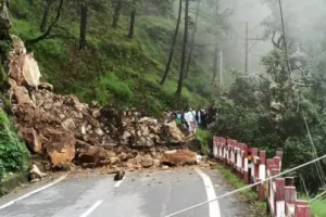 हल्द्वानी: भारी बारिश से धंस गया नैनीताल-भवाली मार्ग, अब इस सड़क से करनी पड़ेगी यात्रा