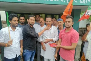 हल्द्वानी: नवनियुक्त भाजपा प्रदेश अध्यक्ष महेंद्र भट्ट की ताजपोशी पर बांटी मिठाई, पटाखे छोड़कर खुशी का इजहार