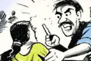 आगरा : शोहदों ने दो लड़कियों को गाड़ी से गिराकर पीटा, भीड़ ने एक आरोपी को पकड़ा