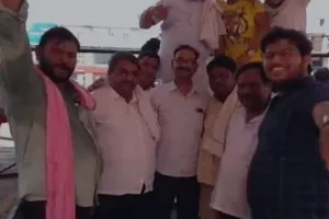 मथुरा: परिक्रमा लगाकर थके हारे लोग बोले जय हो तेरी कान्हा