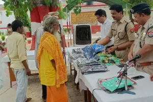 शाहजहांपुर: एसपी सिटी और नगर मजिस्ट्रेट ने जेल बंदियों को बांटे कपड़े