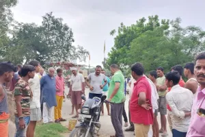 हरदोई: पुलिया के नीचे घुसी अनियंत्रित बाइक, दो की हुई मौत, एक की हालत गंभीर