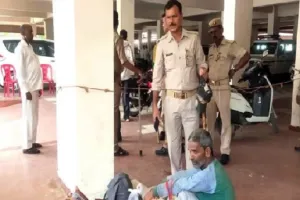 आजमगढ़: कलेक्ट्रेट परिसर में जहरीला पदार्थ खाकर खुदकुशी करने की कोशिश…जानें क्या है मामला