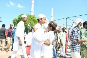 लखनऊ : कड़ी सुरक्षा के बीच सजदे में झुके सिर, अकीदतमंदों ने अदा की नमाज…पढ़ें पूरी खबरें