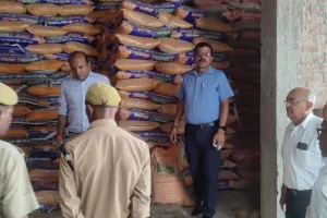 बहराइच: उर्वरक की दुकान पर मिली ओवररेटिंग, लाइसेंस निलंबित