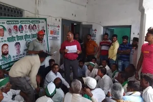 बिजनौर : भाकियू का हंगामा देख कार्यालय छोड़कर भागे बिजली अधिकारी, पुलिस ने शांत कराया मामला